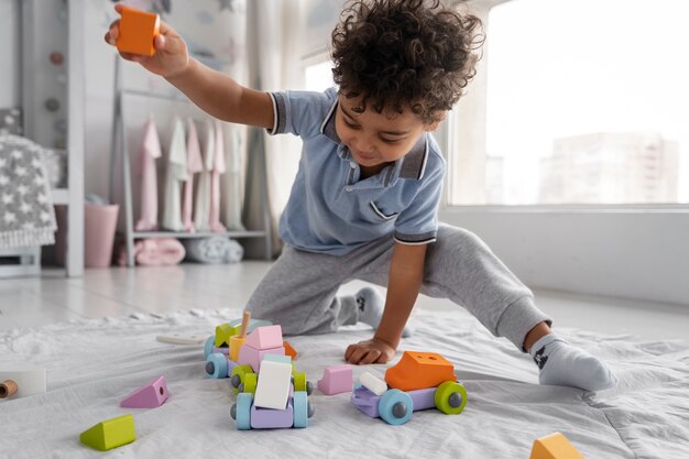 Primo piano sul bambino che si diverte con il gioco didattico