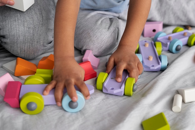 Primo piano sul bambino che si diverte con il gioco didattico