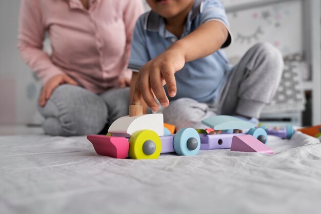 Primo piano sul bambino che si diverte con il gioco didattico