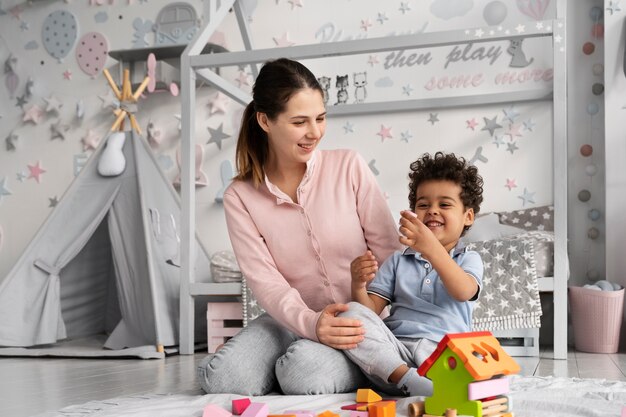 Primo piano sul bambino che si diverte con il gioco didattico