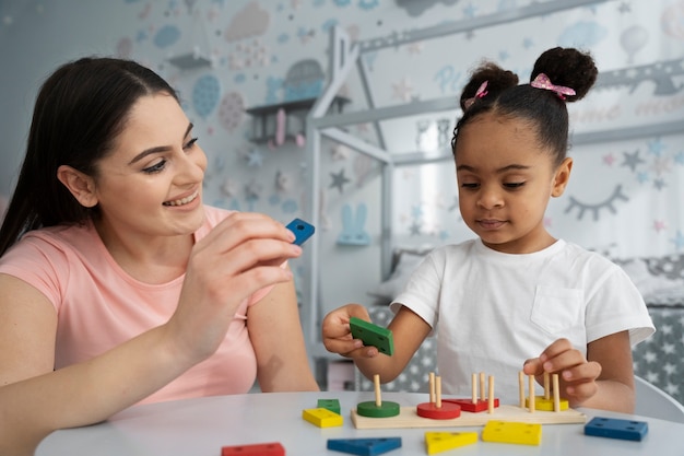 Primo piano sul bambino che si diverte con il gioco didattico