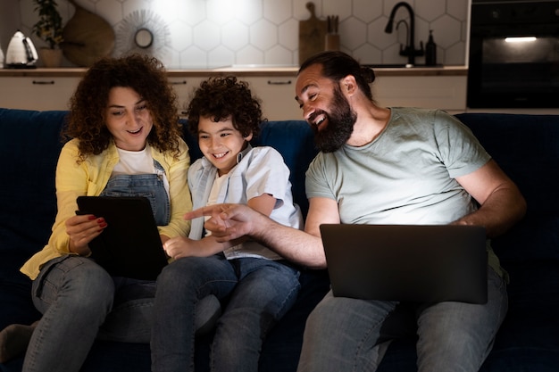 Primo piano sul bambino che trascorre del tempo con i genitori