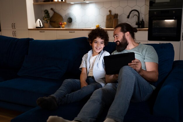 Primo piano sul bambino che trascorre del tempo con i genitori