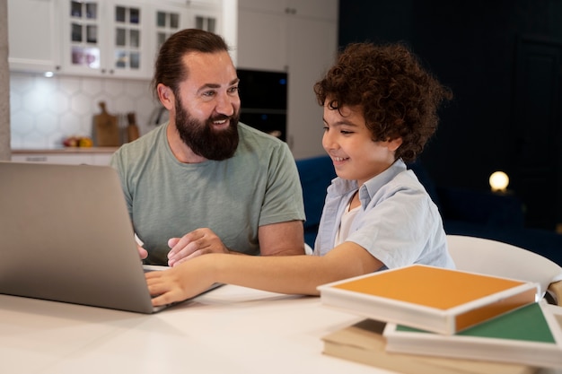 Primo piano sul bambino che trascorre del tempo con i genitori