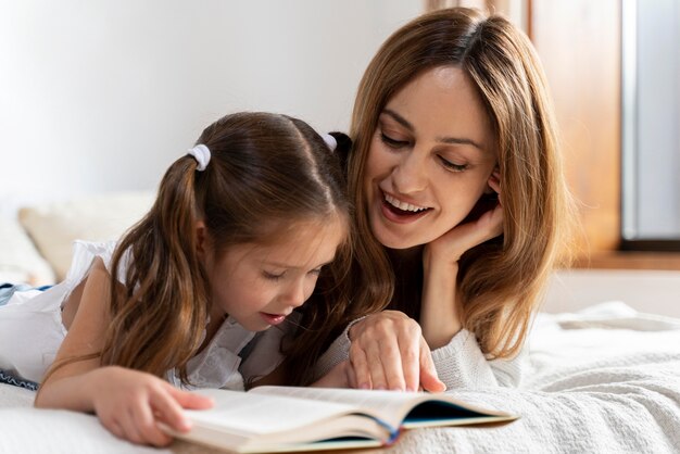 Primo piano sul bambino che trascorre del tempo con sua madre