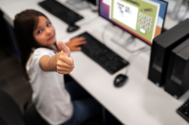 Primo piano sul bambino durante una lezione di educazione tecnologica