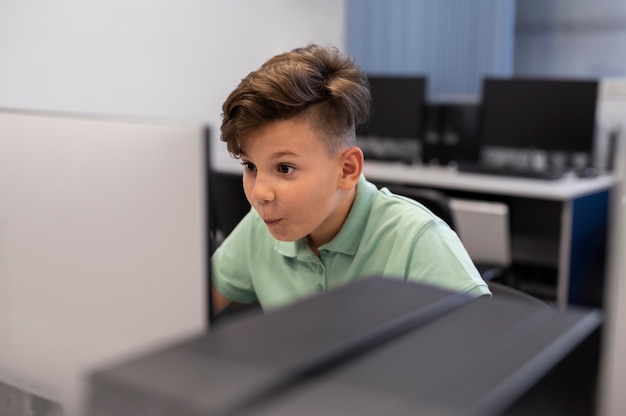 Primo piano sul bambino durante una lezione di educazione tecnologica