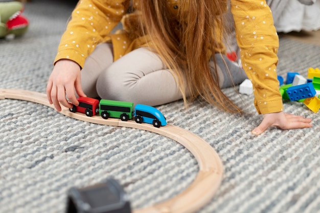 Primo piano sul bambino nella loro stanza che si diverte