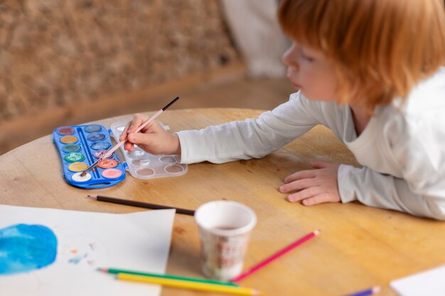 Primo piano sul bambino nella loro stanza che si diverte