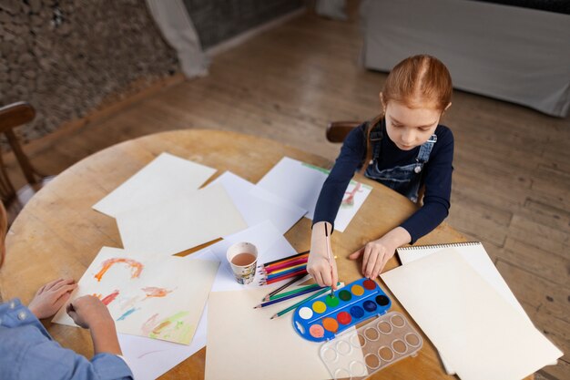 Primo piano sul bambino nella loro stanza che si diverte