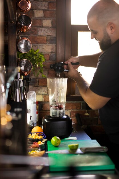 Primo piano sul barista che crea un drink delizioso?