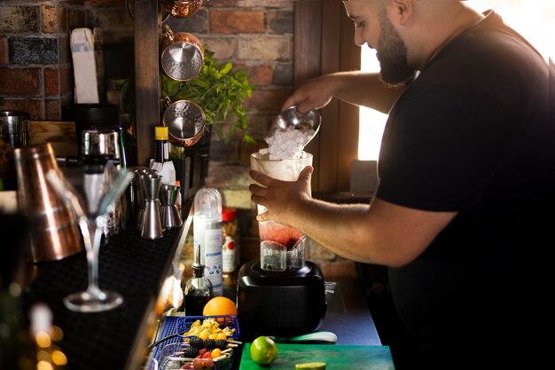 Primo piano sul barista che crea un drink delizioso?