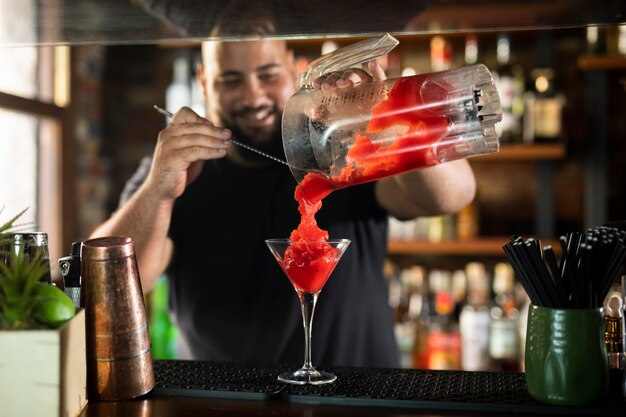 Primo piano sul barista che crea un drink delizioso?