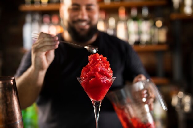 Primo piano sul barista che crea un drink delizioso?