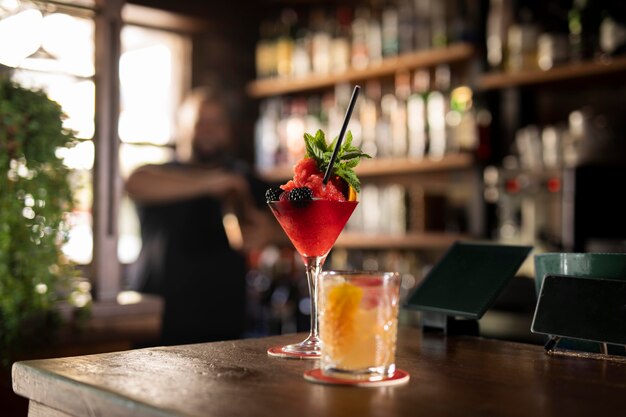 Primo piano sul barista che crea un drink delizioso?