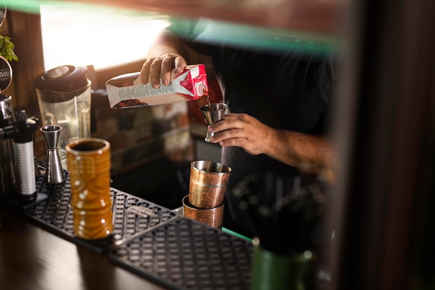 Primo piano sul barista che crea un drink delizioso?