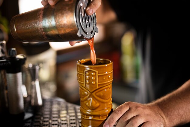 Primo piano sul barista che crea un drink delizioso?