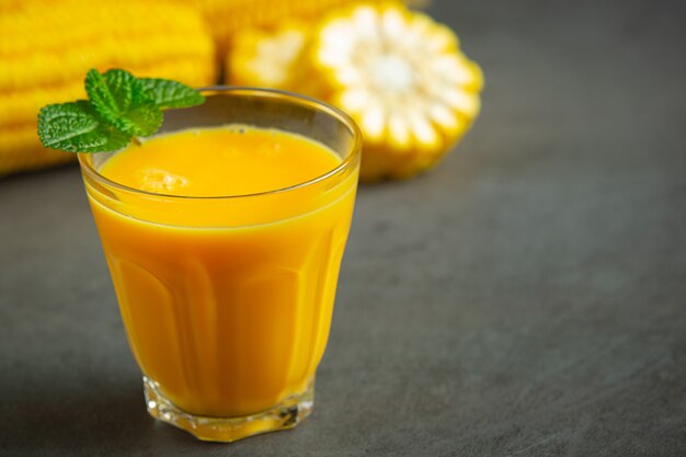 Primo piano sul bicchiere di succo di mais pronto da mangiare