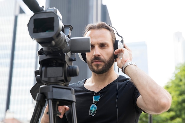 Primo piano sul cameraman che fa il suo lavoro