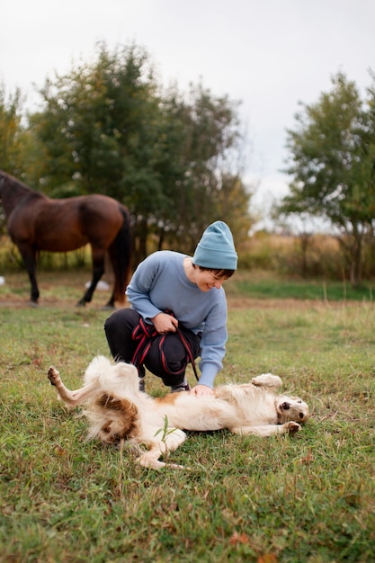 Primo piano sul contadino che trascorre del tempo con il cane