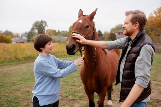 Primo piano sul contadino con un bellissimo cavallo