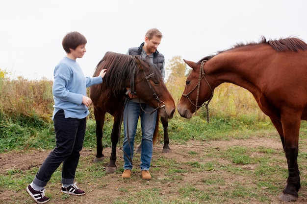 Primo piano sul contadino con un bellissimo cavallo