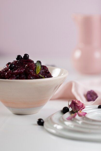 Primo piano sul dessert di granita ai mirtilli