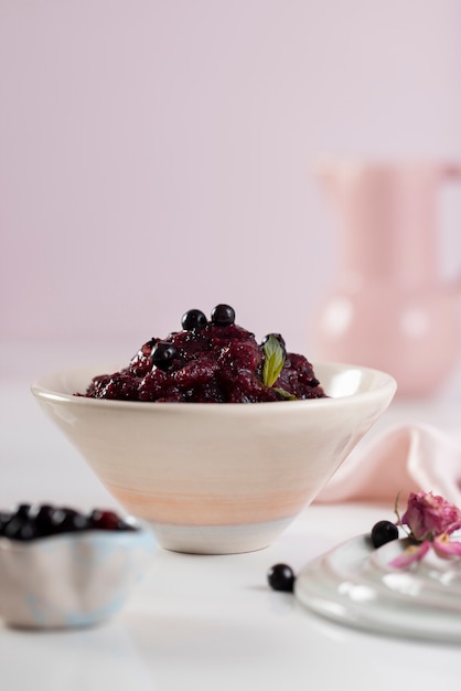 Primo piano sul dessert di granita ai mirtilli