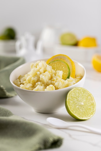 Primo piano sul dessert di granita al limone