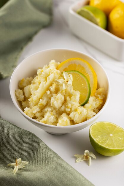 Primo piano sul dessert di granita al limone