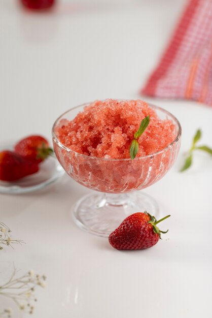 Primo piano sul dessert di granita alla fragola