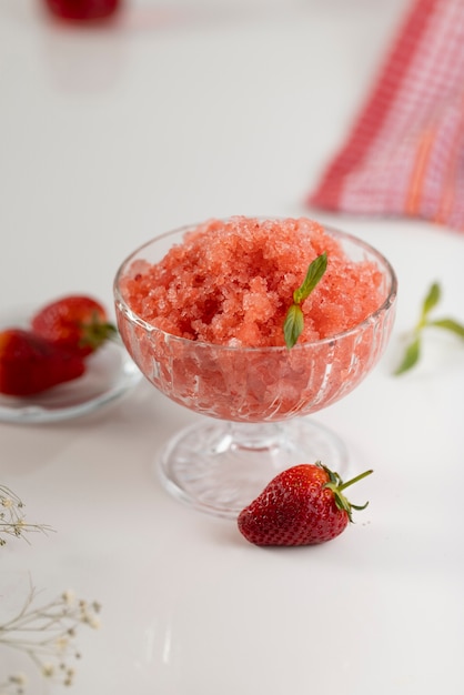 Primo piano sul dessert di granita alla fragola