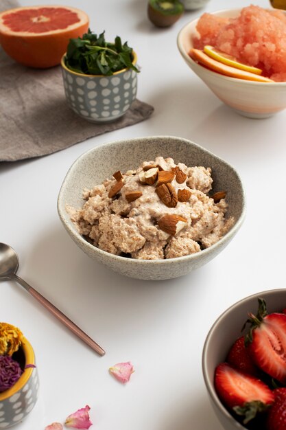 Primo piano sul dessert di granita con vari ingredienti