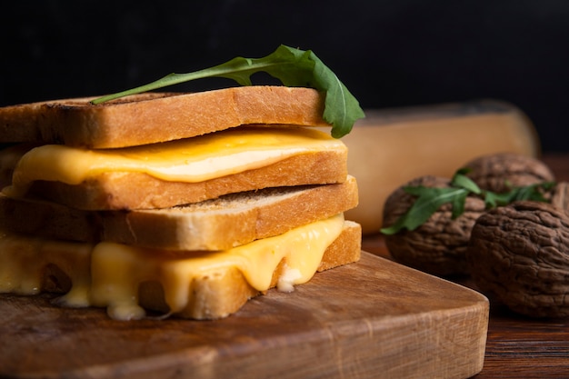 Primo piano sul formaggio fuso nel panino