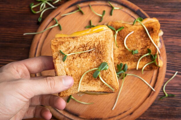 Primo piano sul formaggio fuso nel panino