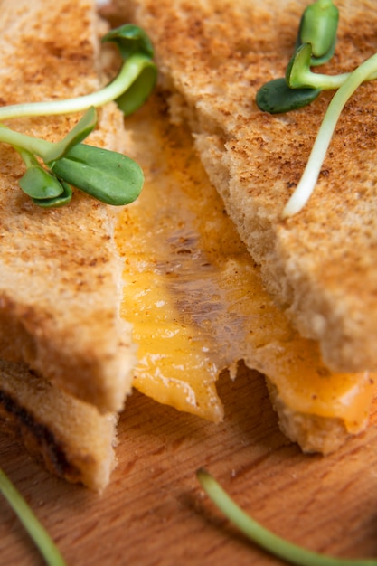 Primo piano sul formaggio fuso nel panino