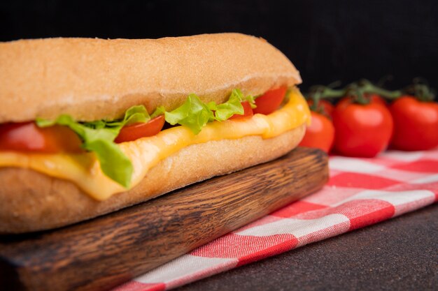 Primo piano sul formaggio fuso nel panino