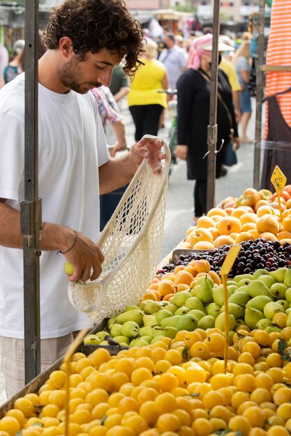 Primo piano sul giovane al mercato alimentare