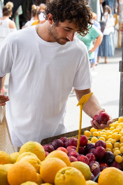 Primo piano sul giovane al mercato alimentare
