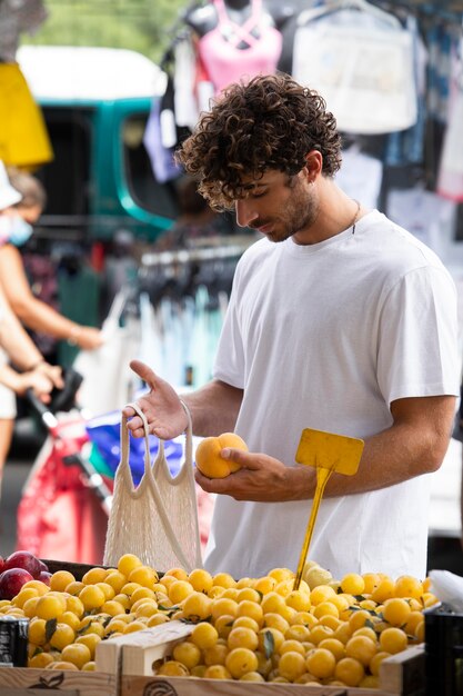 Primo piano sul giovane al mercato alimentare