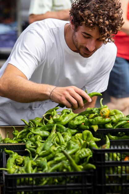 Primo piano sul giovane al mercato alimentare