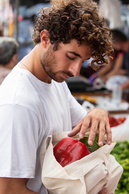 Primo piano sul giovane al mercato alimentare