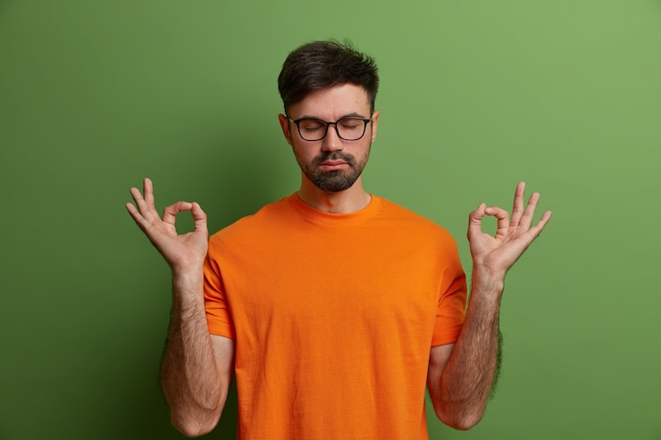 Foto gratuito primo piano sul giovane uomo bello isolato