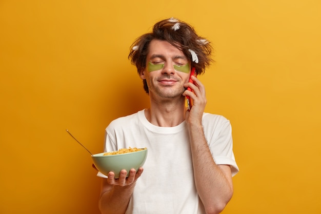 Primo piano sul giovane uomo bello isolato