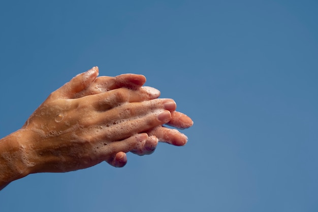 Primo piano sul lavaggio igienico delle mani