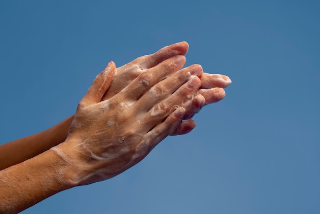 Primo piano sul lavaggio igienico delle mani