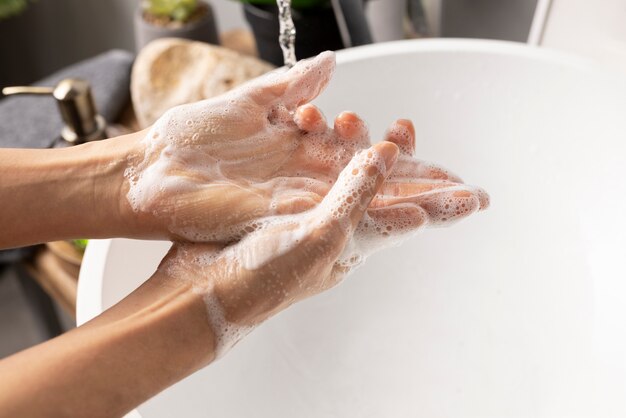 Primo piano sul lavaggio igienico delle mani