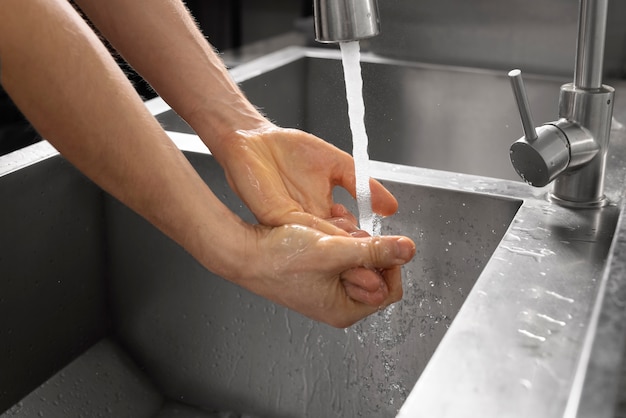 Primo piano sul lavaggio igienico delle mani