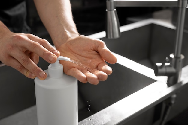 Primo piano sul lavaggio igienico delle mani