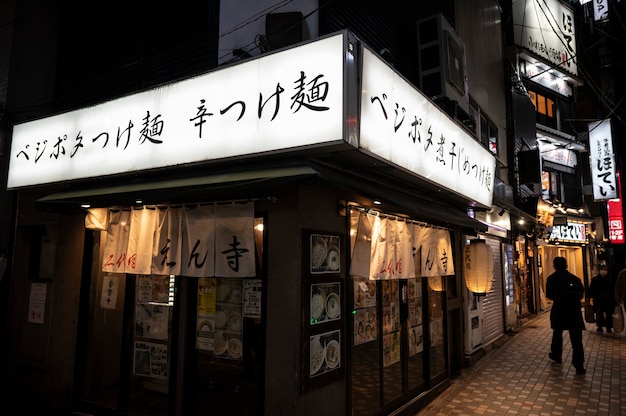 Primo piano sul negozio di cibo di strada giapponese